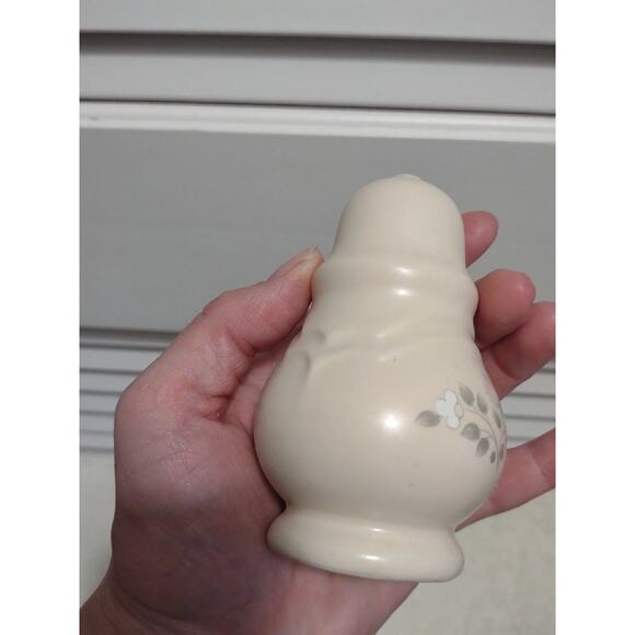 Pfaltzgraff Remembrance floral salt and pepper stoneware shakers set pair - Picture 6 of 7